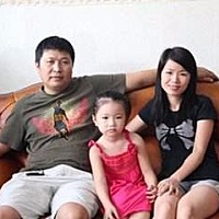 我们一家三口在广东打工，我没上班带小孩的，一个人做6个人的饭包括我们自己。我，老公，老公哥，老公干...