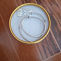 还有20多天宝宝就一岁了，这是昨晚小姑子送的玉石挂件和上周末大姨送的银手镯！