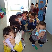我家宝贝5岁了，上幼儿园中班！7月份幼儿园放假（国办）我就给孩子转到另外一个幼儿园！