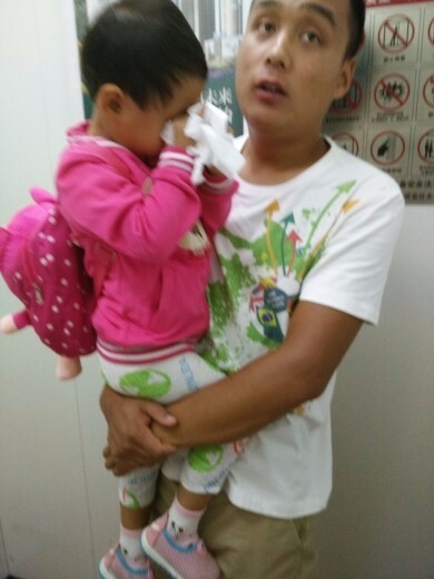 今天大宝第四天送幼儿园今早起床就开始哭了，说不去幼儿园了，晚上睡觉有点着凉了，流鼻涕，有点小难受，还有点咳嗽 宝爸哄道，不去就不去吧，心疼他小情人了我及时阻止他，不能这样说，你要鼓励他就是生病了也要坚持，宝爸又开始给他讲道理，大宝非常懂事地说明白了，那我拿本书走行吧这是孩子刚开始没有安全感，情感寄托的一种表现，不要太严厉干预他，我说想要哪个自己选，装好书包，收拾完毕！ 出发！ 还是不高兴，哭着不肯从爸爸身上下来自己走路。