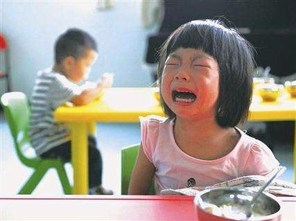 我儿子上幼儿园第一天下午大哭，今天第二天送去幼儿园不肯