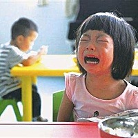 我儿子上幼儿园第一天下午大哭，今天第二天送去幼儿园不肯