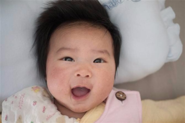 纯母乳喂养五个月了，奶水越来越少，准备给宝宝吃奶粉，可是宝宝竟然不会吸奶瓶了，各位宝妈，有没有好方法啊？