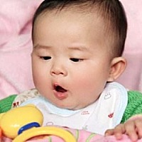 宝宝多大可以吃“大人饭”？吃太早危害大！ 我孩子一岁半了，平时都是奶奶带，经常会给他吃“大人饭...