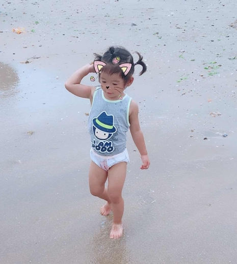 带着女儿来看大海，心情不错
