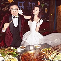 11月8日是娱乐圈的好日子，两场同样被关注的婚礼都在这一天举行。那么，两场婚礼，哪个更胜一筹？下...