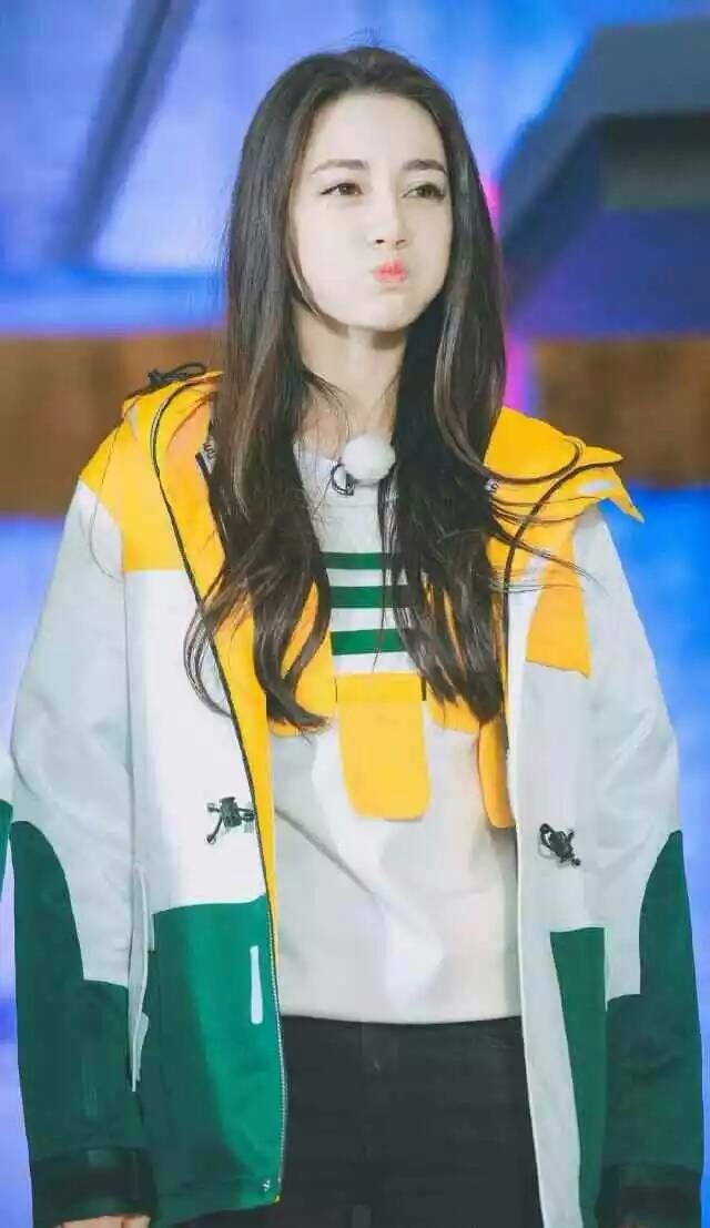 这样的热巴是不是可爱又漂亮呢，不仅人长得漂亮也很会演戏还被人夸心肠好善良，喜欢热巴的粉丝在跑男上我们还能见到更多不同一面的热巴，希望我们美丽可爱的热巴可以在跑男里开开心心学习和成长，也希望事业能一帆风顺。