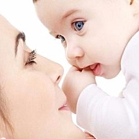 宝宝出生43天啦！我是纯母乳喂养，从昨天就喉管疼还有痰，鼻子也有点不通。请问可以吃什么药？还能...