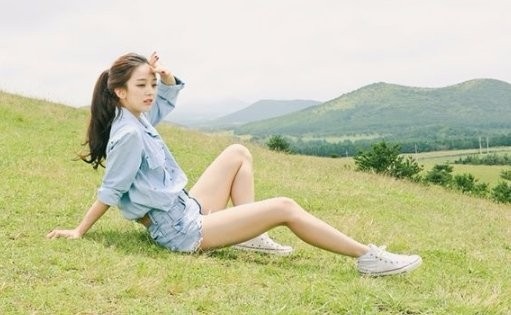 护肤好习惯，学起来

1.清洁非常重要

众所周知化妆品对皮肤的伤害极大，容易堵塞毛孔，导致长闭口、粉刺、雀斑，化妆后一定要彻底清洁。选择温和、不含矿物油的卸妆产品进行卸妆。

卸妆之后，务必要用清洁力较强的洗面奶清洁2次，最好用温水清洗，有助打开毛孔，排出污垢。即使只用了防晒霜或素颜也要认真清洁。

洗完脸后要用干净柔软的毛巾将脸上的水擦干，而不是等它是自然蒸发，否则蒸发过程中会带走皮肤中水分。

2.用棉签卸除眼妆

长皱纹的眼部肌肤最容易暴露一个人的年龄，如果花了眼妆，要用眼部卸妆液倒在化妆棉上，在眼皮上敷30秒。

再用棉签将眼皮睫毛缝中残留的眼线和睫毛膏卸除，直到棉签上是干净的，擦不出脏东西，才算清洁干净。

3.每周做一次深层清洁

由于现在环境污染严重，只要一出门，雾霾、汽车尾气、尘土飞扬，给皮肤带来了很多负担，不做深层清洁，容易皮肤变黄，长粉刺、黑头。