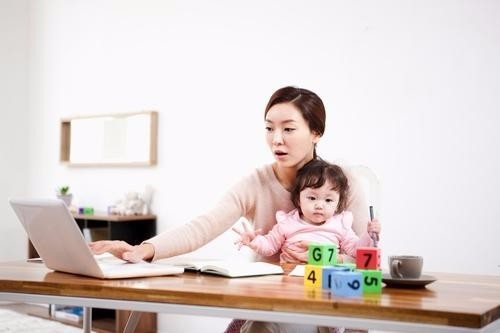 在职场江湖中，流传着这样一句话：职场妈妈都是长着三头六臂、有着无穷精力的女超人。的确，她们同时面临来自职场、家庭及社会三方的压力。

因此，对于许多职场妈妈而言，怎样平衡职场和家庭的关系已经成为一个共同的难题。
“作为一个母亲，我的感觉是，首先我应该过一个非常充实和快乐的人生，这样让我的孩子看到，那样的人生是可以做到的。