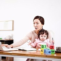在职场江湖中，流传着这样一句话：职场妈妈都是长着三头六臂、有着无穷精力的女超人。的确，她们同时面...