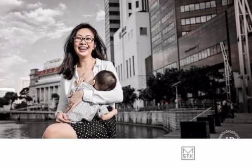 高龄三胎妈妈的孕晚期记录

怀妹妹的时候我已经迈入高龄产妇的行列了，不过，一方面因为是第三胎，积累了前面两次的经验，另一方面，我本身的身体素质比较好，所以整个孕期都很顺利，一直正常上班，陪着两个哥哥到处玩，孕晚期的时候由于休了长假住在美国，所以走了很多地方。
转眼妹妹已经十个月了，学会了叫爸爸妈妈，捏捏（爷爷）和奶奶，学会了想吃鸡蛋的时候说蛋蛋，学会了再见，欢迎，正学习走路，可是，我已然非常怀念带球到处跑的日子～
这是36周的时候去波士顿的海边，怀着妹妹还能做个高难度动作