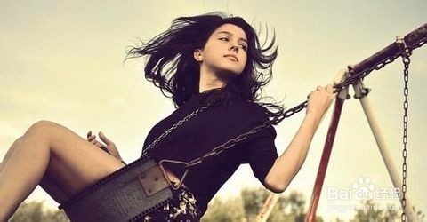 不管岁月如何变迁，希望永保容颜不变

一直以来都是坚定的护肤美容拥趸者，尽管知道童颜永驻是不现实的，但是也一直希望自己看起来永远都比实际年龄年轻
说一件开心的事吧
去年我大病一场，一开始是高烧41度不退，家庭医生那里折腾了三天毫无效果之后直接把我转到了医院急救。在公费医疗的国外，住院治疗跟“病危”几乎划等号了。我当时就被直接拉进了住院部接受专家的紧急治疗。
住院期间我已经是处于非常憔悴的状态了，有一天，值班护士交接班的时候，之前护理我的护士（男）把我的情况跟接班护士（女）做交代，我刚好迷迷糊糊醒来了，就听到俩人的聊天：男护士问女护士“你猜猜这个病人多大了？”，女过来看了看我“应该二十岁左右吧”，男用惊叹的口气说“你看她的资料，32岁了！！！而且有两个孩子，可是看上去像个二十岁的女孩子”，女护士连连发出“ou my god”的惊叹。。。
在我听来应该是对我保养的最大肯定了