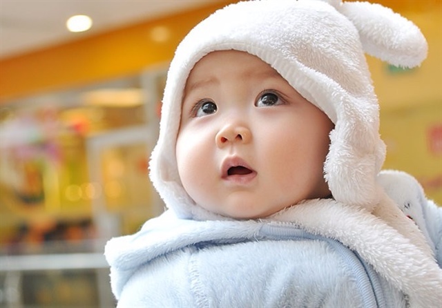 宝宝一岁一个月了还不会走路，，你们宝宝都是多大走

我家宝宝一岁一个月了还不会走路，也站不稳，只能扶着东西走，爬的到挺快，宝妈们你们家的宝宝都是多大走的呢？