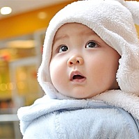 宝宝一岁一个月了还不会走路，，你们宝宝都是多大走 我家宝宝一岁一个月了还不会走路，也站不稳，只能扶...