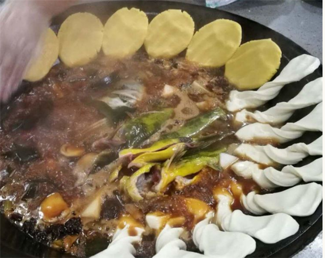 后来离开了那个村庄，就很少吃到大婶熬的鱼了，这些年为了生存一直在忙于工作，下岗后再就业的工作连休息日都没有，时间就这样一天天过去，好多年后，当我和姐姐们一起看大婶的时候，大婶已经生病了，但思维清楚，还记得过去的好多事，还能和我们一起怀念以前的情景。后来大婶的小脑萎缩了，再后来大婶离开了我们。。。。。。

现在大街上好多铁锅顿一类的饭馆，我也吃过很多家，但再也没吃出大婶做的味道。现在每当吃贴饽饽熬鱼的时候，都会想念大婶，想念大婶贴饽饽熬鱼的味道，大婶啊，您在那边过的还好吧？？？