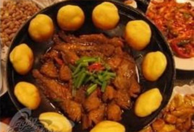 小时候我家里很少吃鱼，尤其是我的外祖母，闻到鱼味都恶心，所以家里基本上不做鱼吃。而我是例外，我从小到大特别喜欢吃鱼，这还要从我的家乡说起。

我家原在市内居住，由于父亲工作的原因，六几年的时候，我家来到了一个小村庄，那个村庄不大，村庄里的乡亲们对我家很友好，我就是在那里生长的。所以在我心里一直都认为那就是我的家乡。