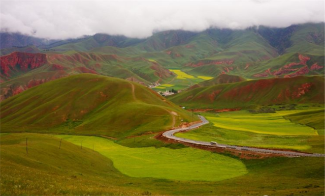 卓尔山虽然不太高，不过卓尔山景区景色也十分美丽，站在山顶视野开阔，也是非常不错的，站在卓尔山看牛心山景区也非常美。