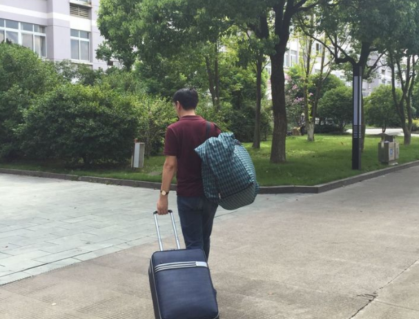 亲爱的儿子：
        看着你在学校适应性训练中兴高采烈的样子，我很欣慰。看来你确实是迫不及待地想要离巢远飞了。
        这几日总是失眠，总觉得还有许多话要对你说，但现在的你无法静下来听一个中年男人的唠叨，因此爸爸想用文字的方式，跟你说些心里话。
        “知子莫如父”。对于你的学习能力，我并不担心，再说蛟川书院能录取你，也说明你的学习能力是能符合学校要求的。我担心的是你的努力和自律，要知道没有努力到一定程度，你就根本没有和那些学霸拼天赋的机会。你小学成绩还可以，所以爸爸没有逼你学过东西，算是过了6年比较轻松的小学时光。但到了蛟川以后，将面对几倍的学习强度，不知道你能否马上适应这种学习强度的剧烈变化。正如你们王校长所说，学习肯定是苦的，希望你已经做好了吃苦的心理准备。以爸爸几十年的学习经历来说，我觉得最好的状态是主动学习，包括主动安排学习计划并执行，主动发现知识漏洞并弥补，主动预习未知内容并探索，主动减少游乐时间并自律。真心希望你能早日进入这种学习状态。