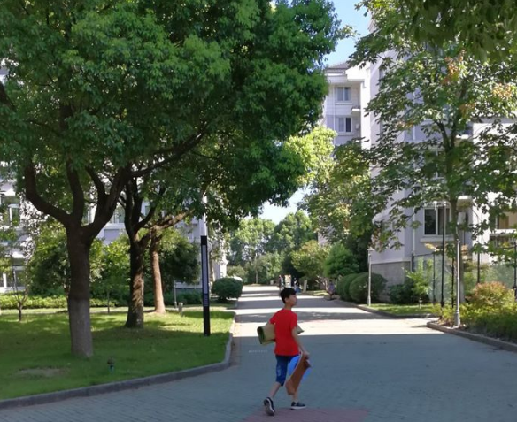 与同学相处要记住这四个字——设身处地。待人接物或者遇到问题要多从对方的角度出发，想象如果对方是自己会是什么感受，一般情况下这样就可以做到与同学和谐相处。真有什么解决不了的问题可以去找班主任赵老师，据爸爸了解，赵老师是一名很优秀的班主任，相信这三年你会在他身上学到很多东西。在蛟川要多交朋友，学习他们每个人身上的闪光点，让自己变得更优秀。初中时交朋友全凭志趣相投，不掺一丝杂质，很多是可以做到肝胆相照的，就如我和你永伟叔叔。
        希望你能在蛟川养成独立思考的能力。你们王校长说学习知识的三大目的之一就是可以更理性地判断事物，我深以为然。如果一个人失去独立思考能力，那么他的人生会很无趣，而这也是做科研工作最重要的能力。所以爸爸一直未对你严厉管教，除了一些原则性的东西，甚至允许你一些小出格的言行，生怕你变得和爸爸一样内向无趣。当然，一定要有规矩意识，法律法规、学校规章制度一定要严格遵守，这也是原则性的东西。