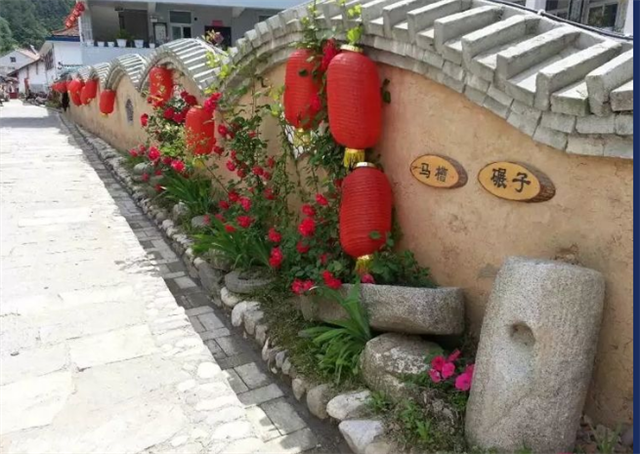 刚进入四川边界就被几个粉丝拦住合影，看来明星也不是好当滴！