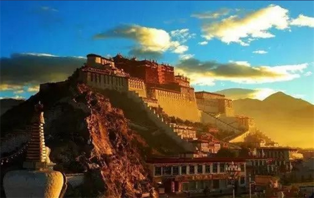 西藏游有几种方式： 坐飞机、 坐火车，太过肤浅；骑自行车、徒步，时间漫长；用身体丈量，太过于艰苦…………经过三年的艰难抉择，最终决定骑摩托车，艰辛而又浪漫！

  250摩托车进藏不能带太多东西，要精减精减再精减，只能放弃笨重的单反相机，一路的拍摄只能靠一部老式的三星note2手机，这是遗憾中的遗憾！