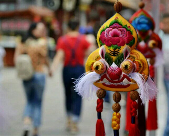 女红（gōng），亦作“女工”、“女功”，或称“女事”，属于中国民间艺术的一环，多指女子所做的针线活方面的工作。举凡妇女以手工制作出的传统技艺，像是纺织、编织、缝纫、刺绣、拼布、贴布绣、剪花、浆染等等，就称为“女红”。