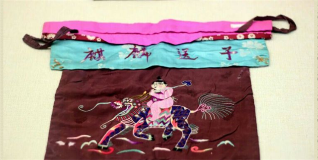 从养蚕栽棉到纺纱织布，从穿针引线到缝衣置服，是人类文明的一大进步。在五千年的中华民族文明史中，纺织和服饰是两朵豔丽夺目的奇葩，所以，与之密切相关的女红活计，它的历史应该是很悠久了。