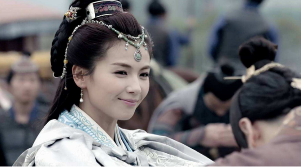 而靖王，则像雍正——这里不是说 他们性格像，而是说他们在逆袭之路上的相同点。

 他们最开始只是一个受父皇冷落的办事郡王，然后一步步登上权力中心。靖王的受宠一半是静妃的后宫助力，一半是梅长苏呕心沥血为他筹谋而来。靖王的性格缺陷致使他无法在权力里单打独斗，面对大大小小的圈套，他任性不起，冲动不起。他的皇位，是静妃和梅长苏夺来的，是《琅琊榜》里最聪明的两人齐心协力夺来的，若没有静妃在后宫鼎力相助，或没有梅长苏在外筹谋，他即使有夺嫡想法，最终也只会是个皇位无望的办事王爷，甚至可能连个亲王都不是。

 他在朝中名望，有的甚至是通过要翻赤焰的案子获得的，比如蒙挚，比如言阙，比如霓凰。若是他不翻案，他们一个专心效忠皇上，一个专心炼丹坐禅，一个只想守卫南境，都是素来不涉党政之人，谁又来理他这个素无名望的郡王。