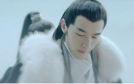 《琅琊榜》王霸雄图，血海深仇，尽归尘土。

权谋争斗，绝不是《琅琊榜》的主题，而《琅琊榜》却离不开这些。

        纵观全局，好一个群魔乱舞！

        有明火执仗的

        有尸位素餐的

        有趁火打劫的

        有落井下石的

        有怀璧其罪的

        有借刀杀人的

        有道貌岸然的

        有装疯卖傻的

        有扮猪吃老虎的

        有明修栈道暗渡陈仓的