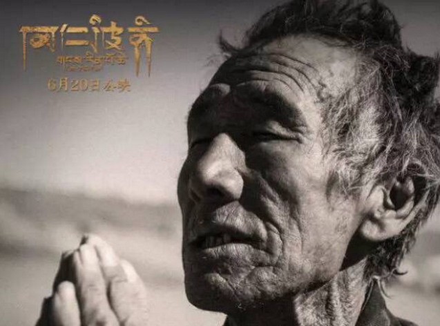帐篷里有火炉也只有火炉，大家围炉坐着，吃饭聊天，一天的疲惫都在此刻释放。这样的围坐也很有序，长者和受敬重的人被围在正中。尼玛扎堆会询问大家身体状况，所有人都出现各种身体上的不适：浑身酸痛，触碰到地面的身体部位青紫淤肿，各种水泡老茧。。。他会问：还能磕头吗？所有的人都回答：还能磕头。