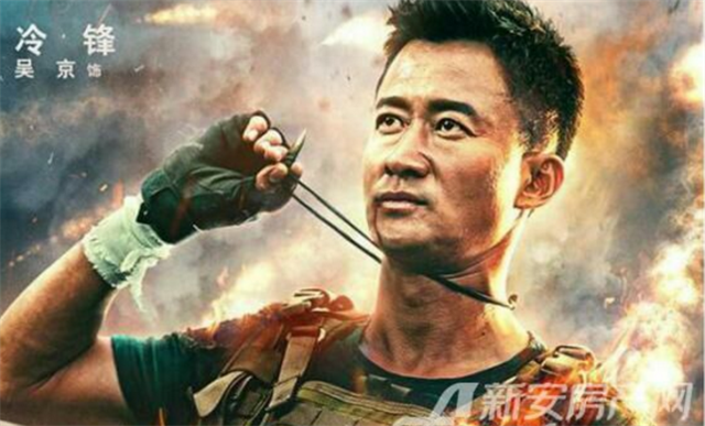 而冷锋因此服刑，恋人执行任务未归，留给他的是一颗有着特殊花纹的子弹；三年后他离开战狼远走非洲，带着那颗子弹寻找凶手以期复仇，刚刚有一丝线索，却遭遇该国叛乱，我国海军奉命撤侨，为助深陷战区的医学专家及华资员工撤回，冷锋主动申请孤身营救。
      "一朝为战狼，终身为战狼"，就算脱下军装远走他乡，他始终记得自己是一个战士。