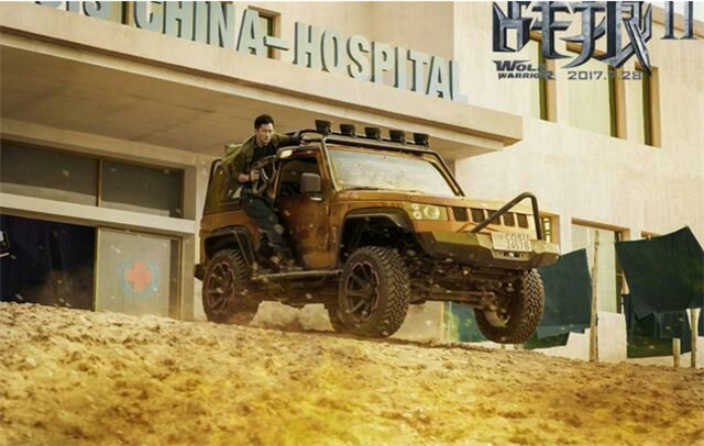 感人至深地是最后冷锋率领众人扔下武器，用国旗护航穿越交战区那一刻，自己身为中国人自豪骄傲油然而生，也许这一刻我才深切感受到，有一个强大的祖国有多重要，有一个强大的祖国做你后盾有多自豪。