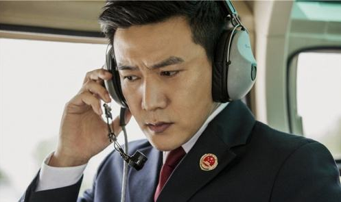 《人民的名义》还是一部深刻反映当下中国政治生态的电视剧。政治从来都是男人的领地，在政治与权利的争斗中，女人永远是配角，她们除了牺牲与失语别无选择，所以在这部男人云集互相较量的电视剧中，女人生生的把自己活成了悲剧，成了政治与权利的牺牲品。