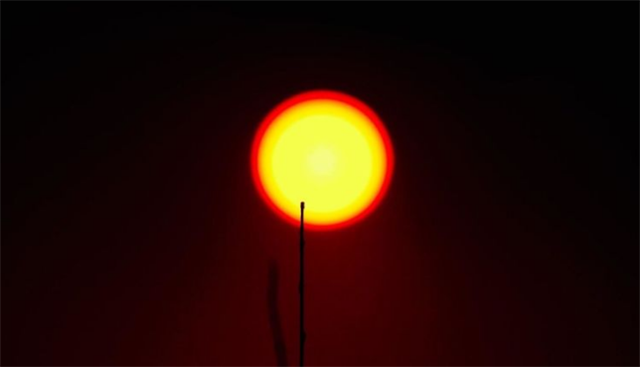 看不够的夕阳一些自然的美在眼前呈现时真的无法用文字形容那一刻的心情  唯有举起相机手机 记录它们定格它们让这美好留下痕迹?