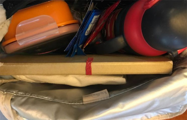 包包里面有：保温壶、饭盒、勺子（用袋子密封好）、一打一片装的湿纸巾和一盒纸巾、笔记本、荧光笔、圆珠笔、一件干净用来换洗的T恤！全部整整齐齐的码放好！要用的时候就取出来，不用就立马放回去，孩子的秩序感就这样无形之中养成了！