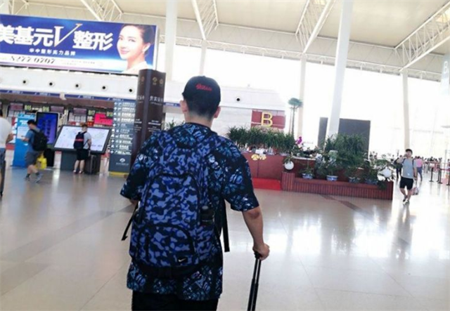 7月30日终于等到了这张期盼的通知书，这张录取通知书对我们做家长的来讲，究竟意味着什么呢？

它意味着儿子十二年的寒窗苦读有了收获，更意味着我们和儿子十八年朝夕相处的日子已经成为过去！

儿子拿着通知书离开这个家，去一个陌生的城市，以后回来的时间会越来越少，直到有一天和一个陌生的女孩组成家庭，过一辈子。

 那张我们盼望中的录取通知书，对父母来讲，分明也是一张别离船票啊！