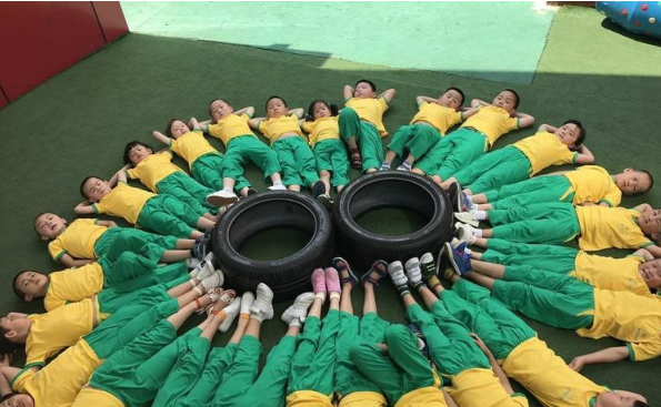 感谢同学们，你们用你们稚嫩的小手拉起了友谊的桥梁。你们一起画画、一起写字、一起做操、一起游戏、一起歌唱，一起欢笑，这是最质朴的情感，也是最真挚的情谊。太多美好的回忆浮现在眼前，小朋友们，请珍惜这份来之不易的美好，因为它将会陪伴你们一生。