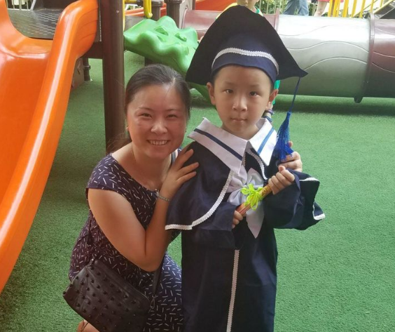 时光荏苒，我还记得三年前牵着豆豆的手亦步亦趋的走进幼儿园的大门，孩子踮着脚，小心翼翼的打量着教室的情景还历历在目，而转眼间，你们就要毕业了。