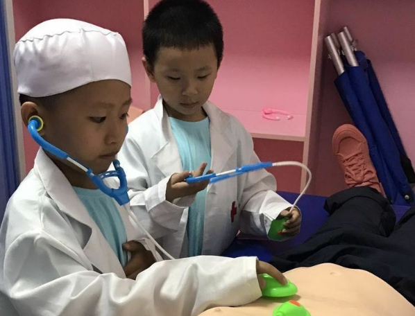 感谢老师，是你们不厌其烦的循循善诱和陪伴，让孩子们学会了自立；是你们辛勤的教导，让孩子们获得了知识；是你们耐心的呵护，让孩子们在游戏中得到成长。每年的成果展和六一汇演，当我们看到孩子们从小班的呀呀学语到大班的整齐划一，我感到很欣慰，因为，这就叫做成长，而它离不开的是老师辛苦的付出。