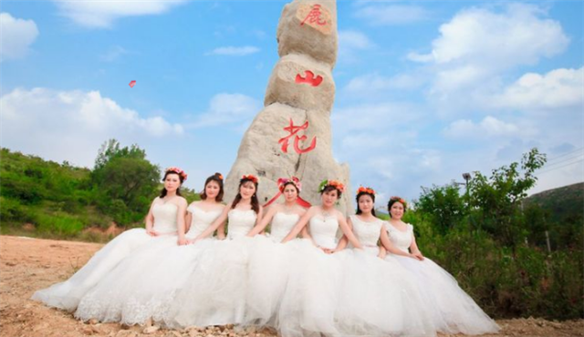 云英化水景光新，略似骖鸾缥缈身。
一队画师齐敛手，只容心里贮秾春。