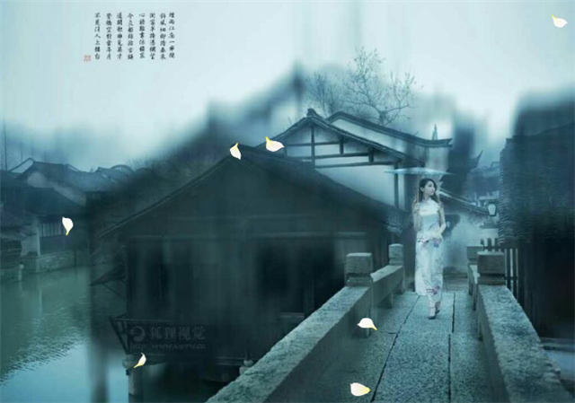 夜一片漆黑，一个孤独的身影，独倚窗轩。秋雨凄凄，似泪流、似幽怨，又似谁跟谁倾诉着那段令人心碎的情殇。

还记得那个落红满地，柳絮纷飞如雪的季节吗？

那天，院子外万树桃花漫山遍野，院内一池春水、一方木屋、一树青梅、两棵老垂柳，不远处数声鶗鴂诉衷肠。

伴着春风轻拂，我恰好来，你恰好在。

春水旁、柳絮下，一壶淡茶，几粒青梅，你浅斟轻弹着那曲凤求凰！
从那，我为你封心、画地为牢，多少个斜光到晓穿朱户的夜，多少杯独酌邀明月的酒，见证了那个人比黄花瘦的寂寞影子。