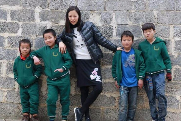 你一定没听说过冯顺弟这个人，或许你还以为是个男的，其实她是个女人名。

她是安徽一个淳朴的老农民的女儿，17岁嫁给一个49岁老头，23岁就守了寡，一生坎坷，她连书都没读过。可是她却培养出了中国最牛逼的大师——胡适，胡适一生一共获得了35个博士学位，这在中国历史上绝无仅有。