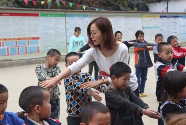 小姨说：“穿上吧，凉了。”

胡适随口回了句：“娘（凉）什么！老子都不老子呀。” 

话一出口，冯顺弟就从家里出来了，胡适便赶快把衣服穿上，到了晚上，冯顺弟把胡适叫来，让他跪在地上，重重地责罚了一顿：“你没了老子，是多么得意地事！好用来说嘴！” 

冯顺弟气得发抖，胡适则跪在地上哭，一边哭一边用手抹眼泪，不知道擦进了什么细菌，后来足足害了一年多得眼翳病。医来医去，都不见好。 

冯顺弟又悔又急，听说眼翳可以用舌头舔去，她便真的拿舌头舔胡适的眼翳。

教育孩子本是最正常不过，绝大部分的父母往往觉得教育孩子是很容易的事，只要吃饱穿暖、送他去学堂读书，别的孩子去上补习班，自己也花点钱送孩子去读，认为这就是爱、这就是教育了。

从冯顺弟十分重视胡适小时候一言一行以及品德方面的教育上，她就超过了绝大部分的父母。因为没有读过书的冯顺弟知道，让孩子从小懂得厘清责任、遵守规则，是做人的根本。