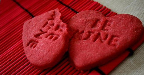 女：我想找你谈谈，咱们在一起这么长时间，你觉得我们在一起最重要的是什么

男：信任

女：你信任我吗

男：信任

女：那你觉得我信任你吗

男：信任

女：你要看我手机的话我会给你看

男：我不想看你手机

女：我也不想，我觉得这是咱们的一道坎

男：嗯

女：如果今天我看了你手机，你看了我手机，相等于咱两就没有隐私，这是对我们很重要的一步非诚坦诚，你觉得呢 你 看着我

男：我知道很好

女：那你愿不愿意陪我一起去跨过这道坎

男：真的要这样

女：那你愿意为我真的一起去面对这道坎吗

男：我愿意
