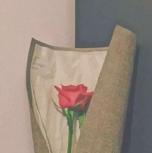 多想告诉你，其实我过得没那么好

还是会经常想你，经常梦见你

只是时间让我学会了闭嘴

因为我知道，很多路都要一个人走

大概孤独是常态，熬过去就好了