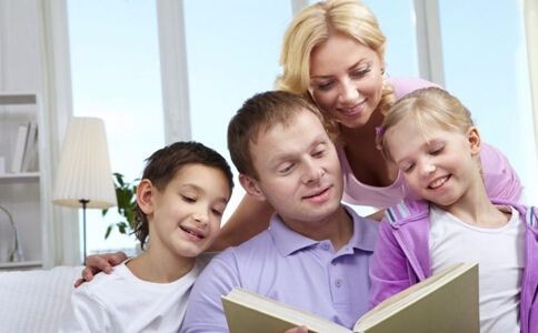 孩子
对孩子而言，最好的教育不是"富养"也不是"穷养"，是"用爱养"。是爸爸妈妈彼此相爱，是给他一个温馨的家。

原生家庭给孩子的影响是一辈子的：

家庭氛围好的小孩，他见过好的感情是什么样的，拥有对健康的爱的敏锐嗅觉，很容易就往正确的方向跑。

而那些在父母吵架冷战中长大的孩子，不知道什么是好的，就要花很多力气去踢开那些糟糕的感情，要碰壁很多年，才知道哪条路，是对的。

从选择了婚姻的那一刻开始，我们就该负起为人父母的责任，用心经营婚姻，且行且珍惜，让个孩子在健康有爱的环境长大。