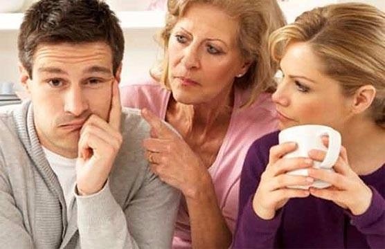 婆媳
有人说，丈夫和他母亲的关系，决定了你和婆婆的关系。婚姻中，丈夫就像一条纽带连接起家中的两个女人。

双方意见不一致时，如果他能站出来从中调和，让大事化小，小事化了，而不是不管不理，做甩手掌柜，一般来说，婆媳关系不会太僵。

聪明的男人始终清楚"夫妻关系"才是家庭的中心，不会让父母过多干预夫妻俩的生活，遇到要和父母商量的事都会自己出面。

因为最安全的婆媳关系，就是保持一定的距离，彼此尊重，客客气气。