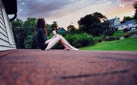 其实在感情面前，我们都很现实

不知不觉就到了谈婚论嫁的年龄。

许多年以前，你喜欢我，我喜欢你，我们可以在一起。

许多年后，你不喜欢我，我不喜欢你，我们依然可以在一起。

我们早已过了耳听爱情的年纪，

心里逐渐缺失的安全感怎么填也填不满。

但是，我还是期望自己能谈一场真真正正的恋爱啊。

昨天依泽在微信上找我，她说她遇到一个男生，30岁左右，正在被家里催婚。

她才跟他相处了三个月，他就急着要领证。

她问我，会不会太快了点？

我说你觉得呢？

她说这样草草了事让我很没安全感。

事实上，依泽对那个男生是有好感的。

跟他吃过饭，牵过手，甚至接过吻。

她以为这次终于能够谈一场正儿八经的恋爱了。

可自从那晚她说“太快了点”以后，他就再也没有主动联系她了。

他一下子忙了起来。忙着加班，忙着奔波，忙着生计。

她找他的时候，他说自己已进入全年无休的状态。

他是不是想跟我分手？依泽说。

前一秒，他还在跟我畅想未来。后一秒，他就将我拒之门外。就因为，我不同意与他在一年内结婚。你说，现在的人怎么都这么现实。

我不知该说些什么好。

本想劝她学会适应，可又打从心底里讨厌将婚姻当作任务的人。

他只是想找个人跟他结婚，不是想谈恋爱。

他的目的只有一个，就是结婚，不管对象是谁。