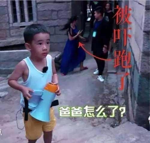 第二期萌萌哒的Jasper愈发讨人喜爱，居然学会安抚嗯哼，虽然他也想爸爸，但似乎没有吴尊的女儿和儿子以及嗯哼那么的强烈，难道是应采儿带孩子的时间多，陈小春带得少，兴许是孩子天性使然，要不早就要找爸爸妈妈了。

Jasper对嗯哼说，你看我都没有哭，我只是在等。估计陈小春看到这，高兴坏了，这宝宝也太懂事了。